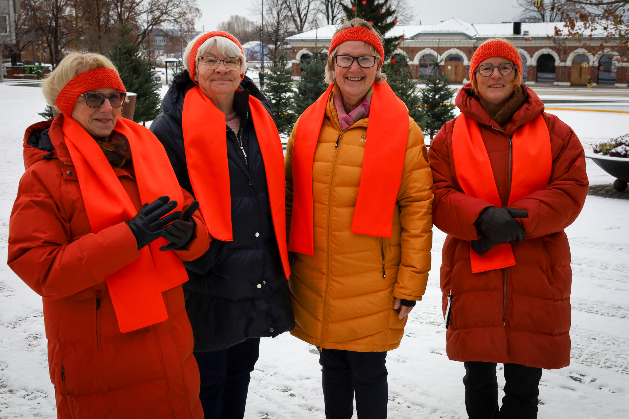 Inger Karin Røe Ødegård, Gjertrud Næss Olstad, Eva Jemblie Monssen og Goro Ree-Lindstad. Alle har på seg orange skjerf og hårbånd.